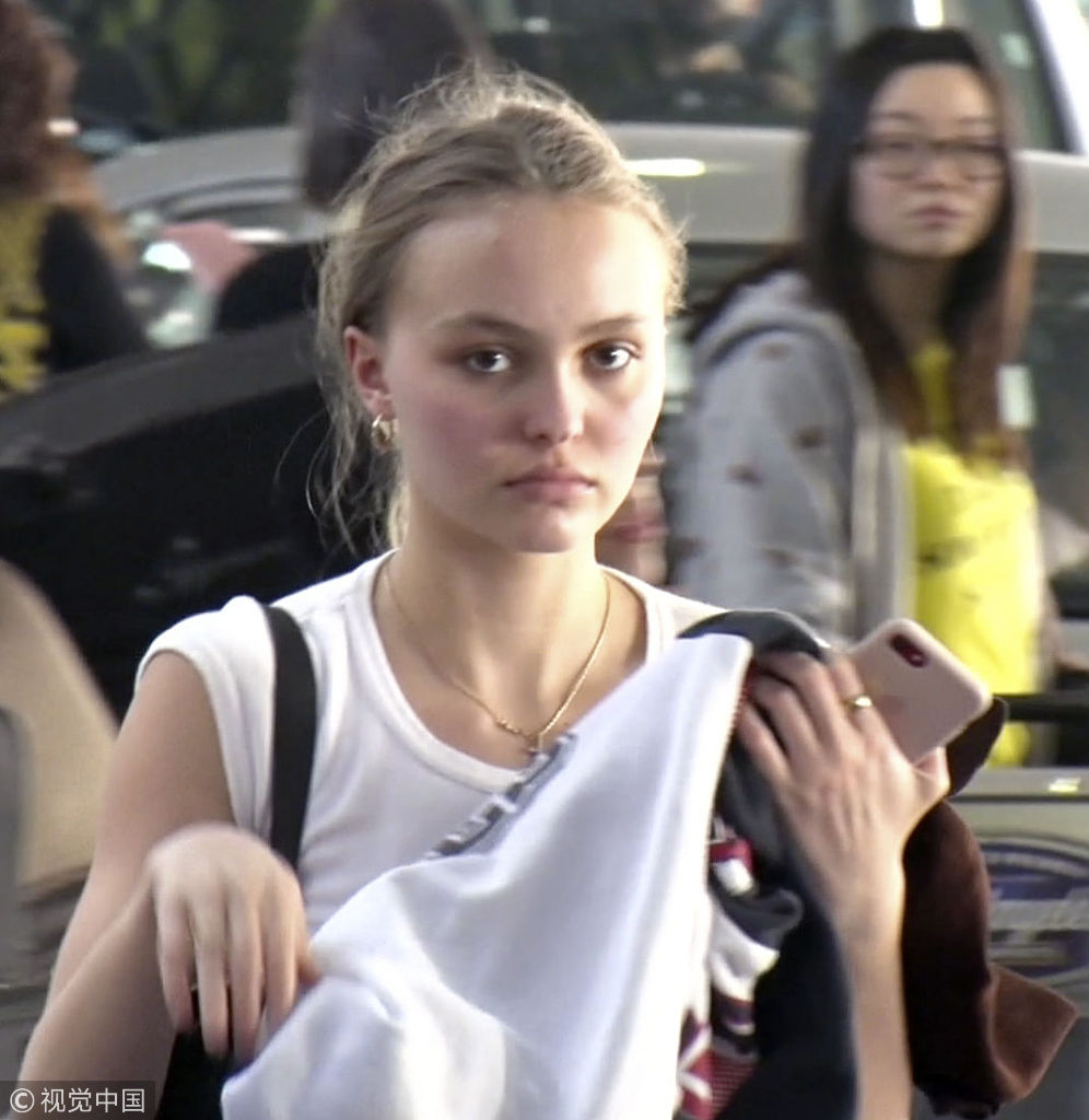 德普女儿莉莉素面朝天颜值暴跌 卷起袖子手臂肉肉哒