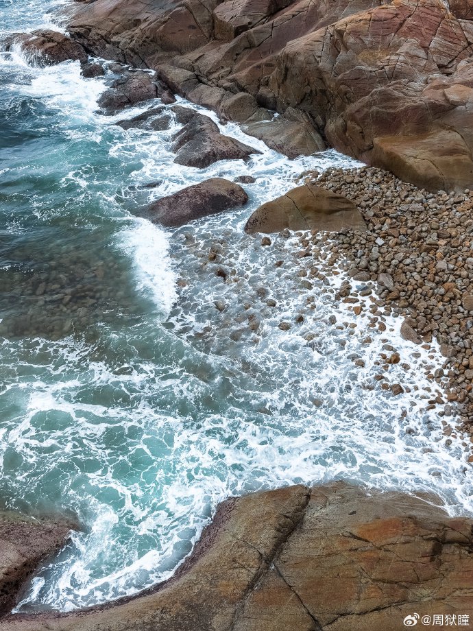 周狱瞳：浪击礁石，浪花迭起