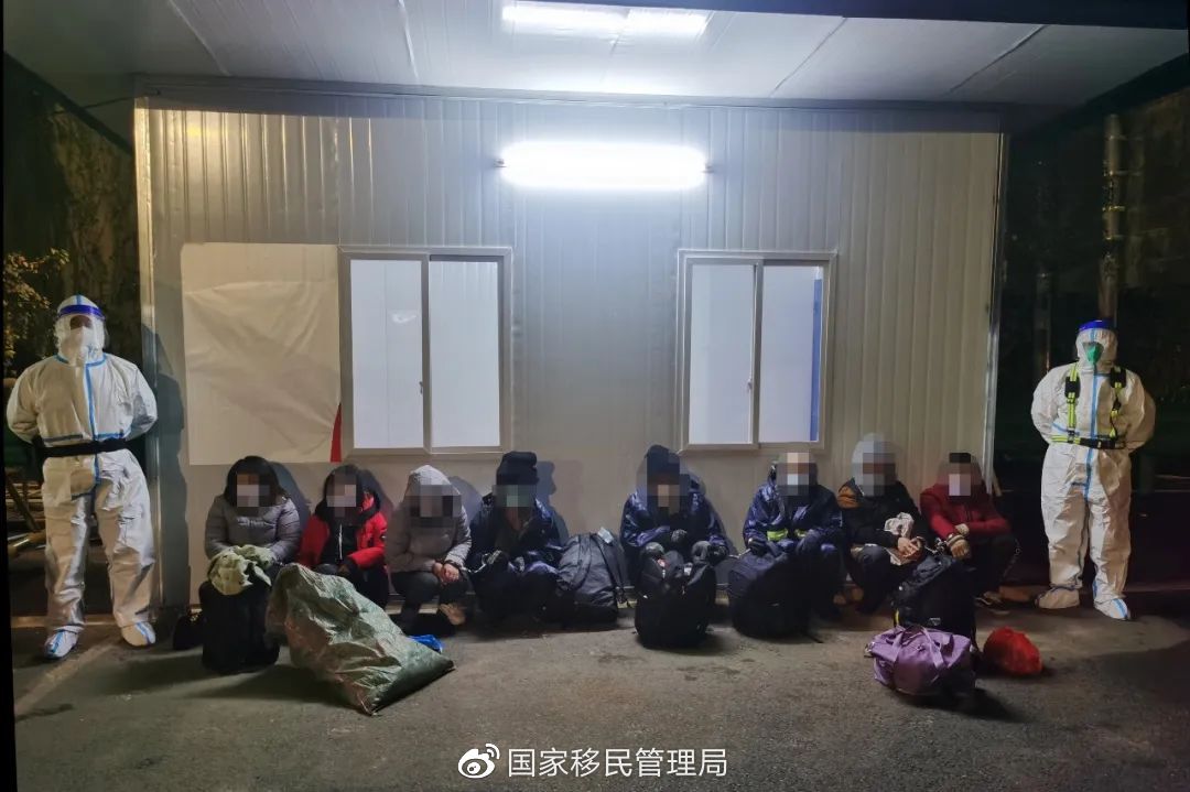 图为广西边检总站百色边境管理支队查获非法入境人员。(王鹏宇 摄)