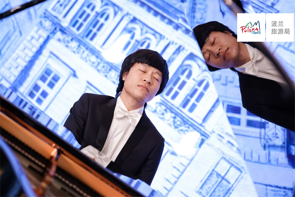 鋼琴家鐵順順在十周年慶典中演奏肖邦經(jīng)典樂曲