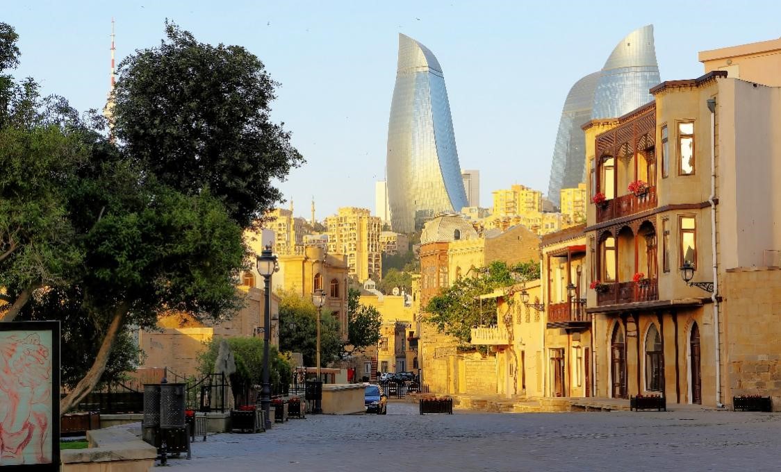 巴库老城(icheri sheher)眺望火焰塔