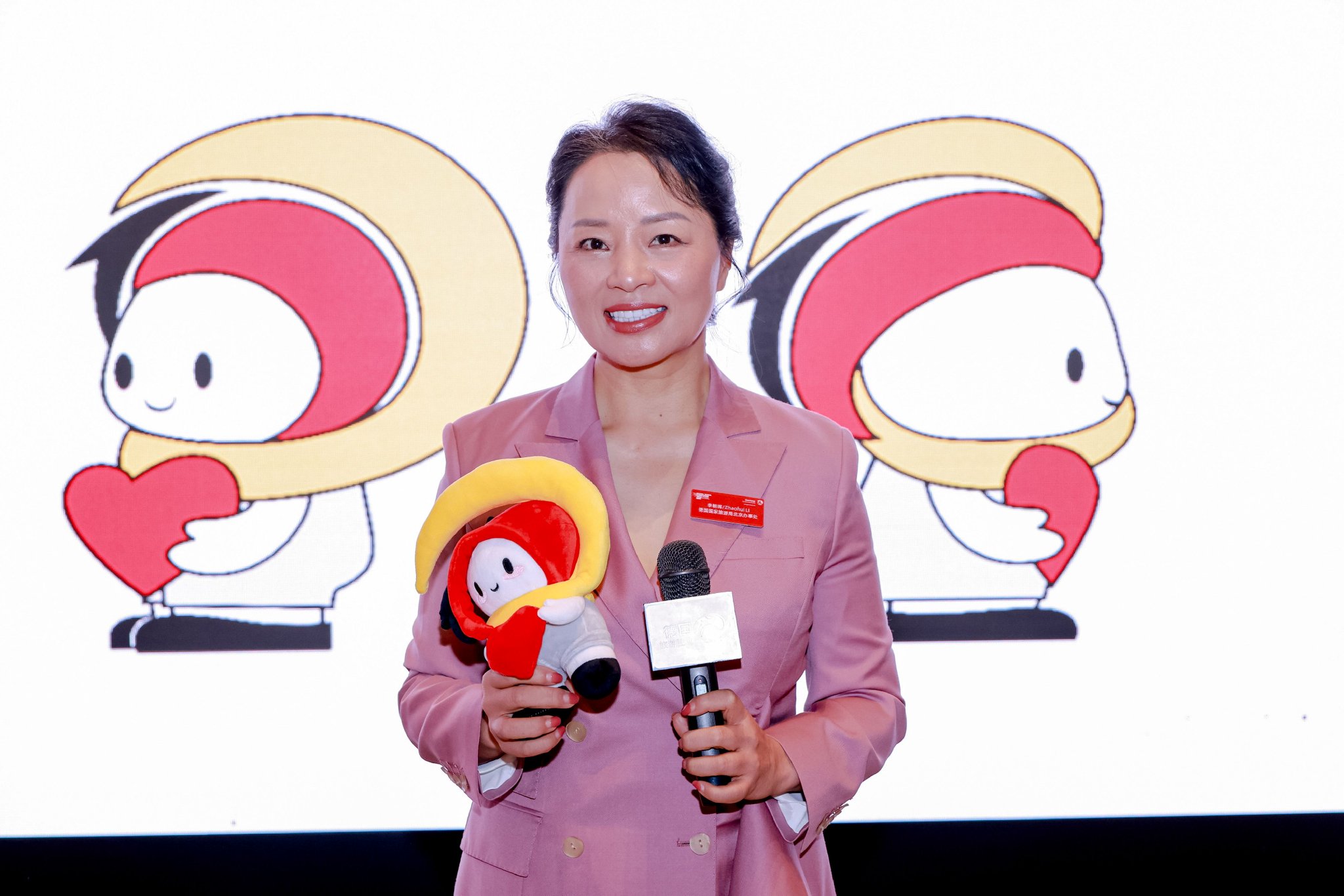 德国国家旅游局首席代表李朝晖女士发布德旅局吉祥物德妮（Denny）