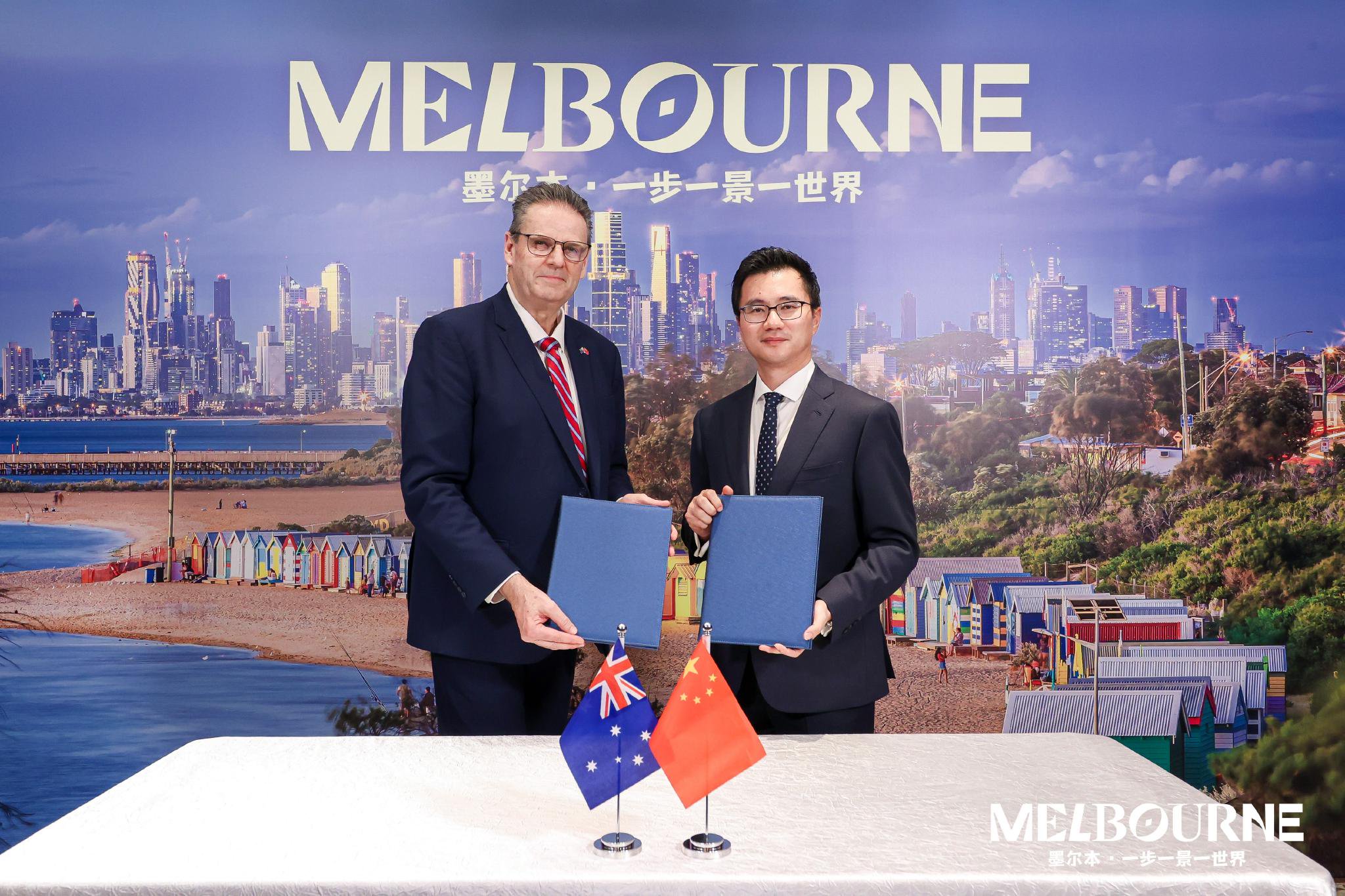 維多利亞州旅游局首席執行官麥博朗（左）與攜程集團副總裁陳冠其（右）簽署合作備忘錄