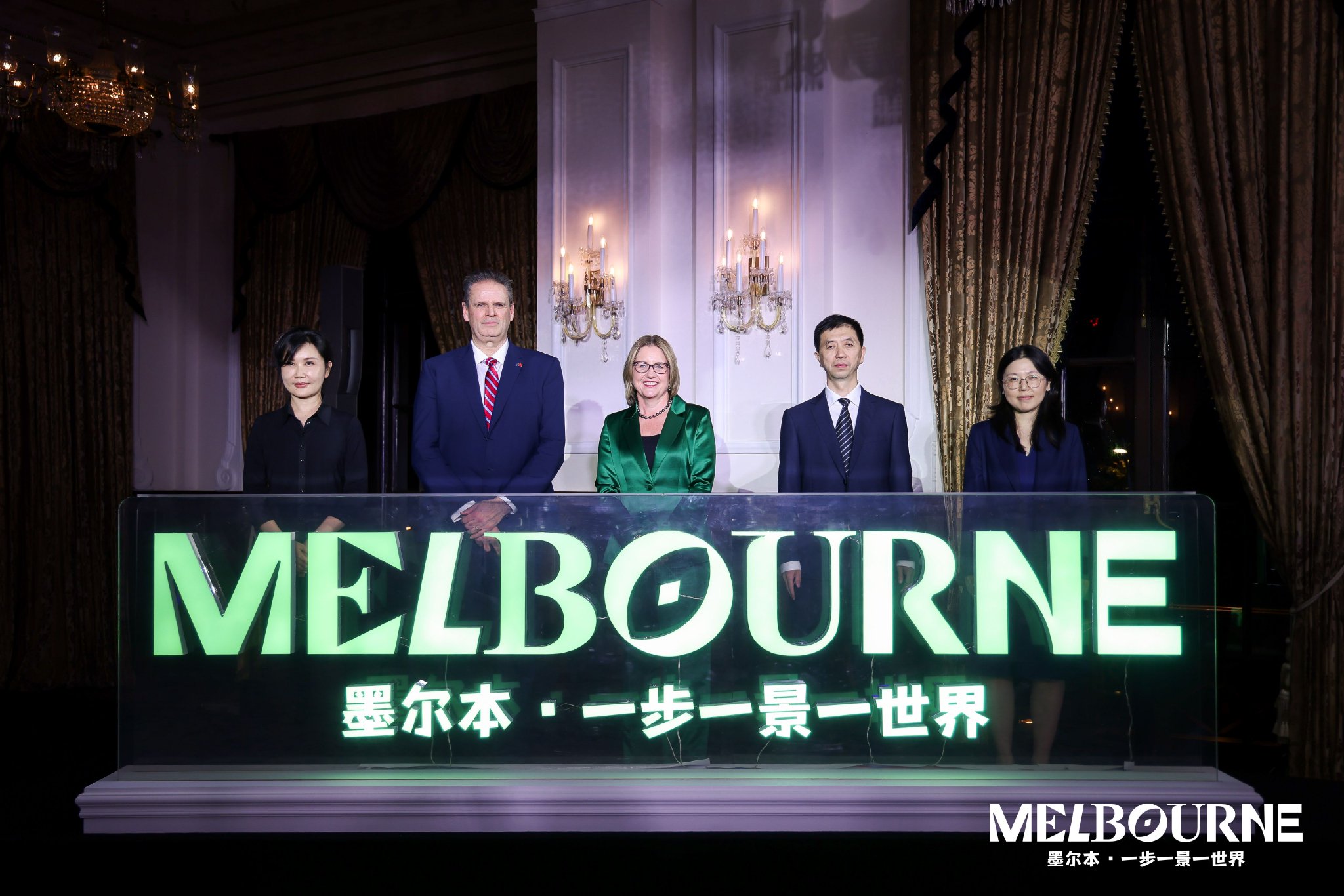“墨爾本 一步一景一世界”全球新品牌中國區發布會現場，嘉賓從左至右：中國南方航空公司營銷委華東營銷中心副總經理、黨委委員柳云娜，維多利亞州旅游局首席執行官麥博朗（Brendan McClements），維多利亞州州長杰辛塔·艾倫（Jacinta Allan），中國國際航空公司華東營銷中心副總經理李瑜，中國東方航空公司營銷部上海營業部書記、副總經理張琳