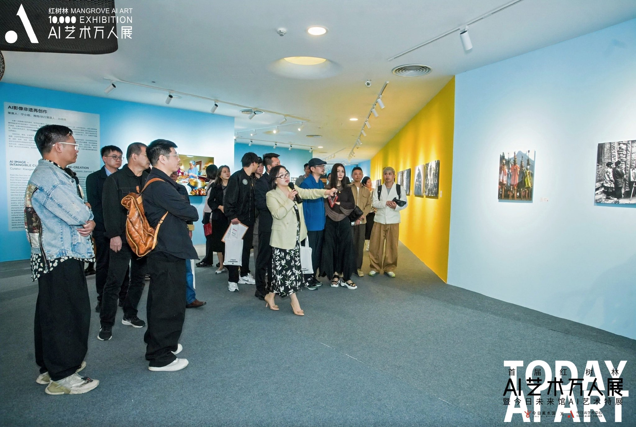 大展联合策展人、今日美术馆副馆长晏燕女士带领到场来宾共同参观大展现场