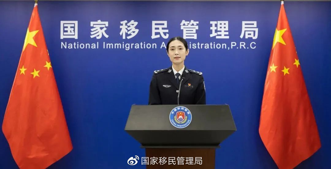 国家移民管理局新闻发言人、综合司副司长张宁通报2023年一季度移民管理工作主要数据,并回答记者问。(庄兴 摄)