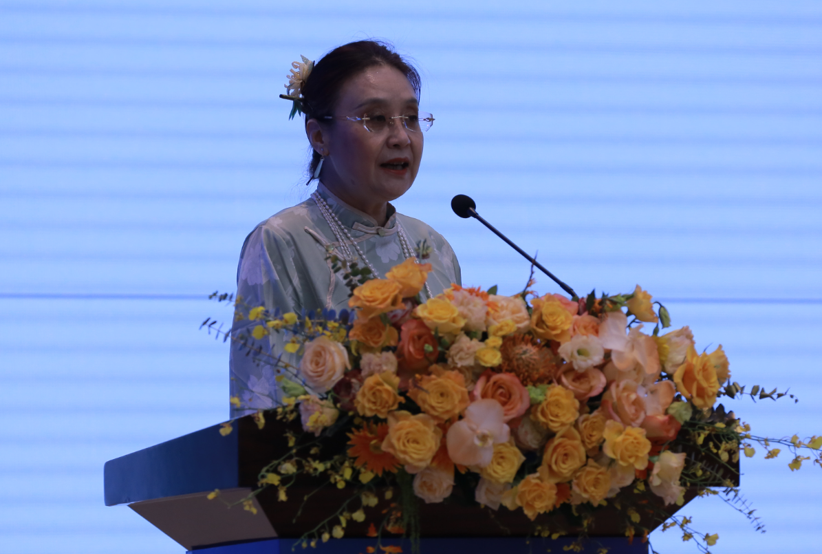 文化学者,中国工艺美术学会香文化艺术专委会副主任孟晖