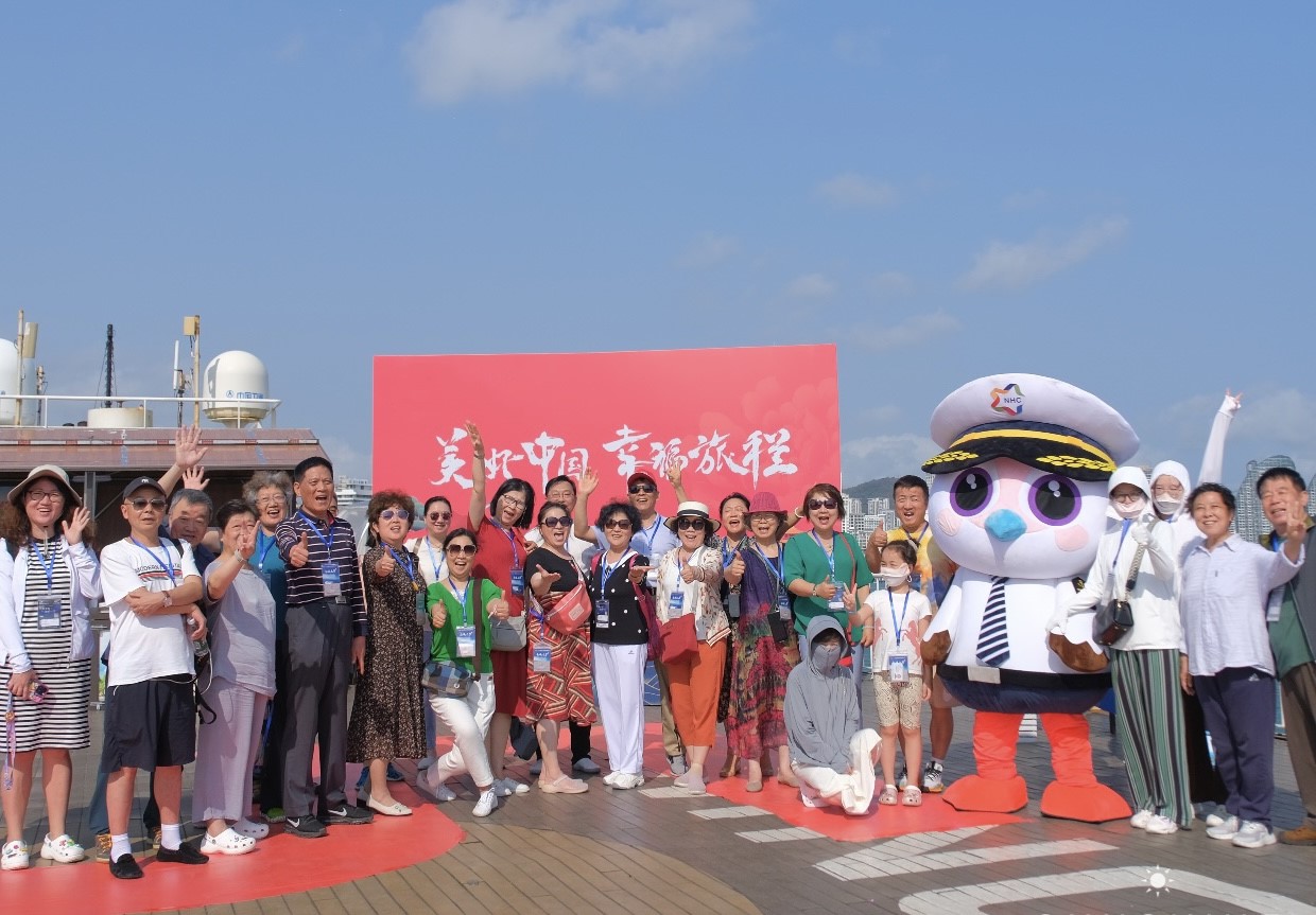图为游客在“5•19中国旅游日”主题邮轮甲板上进行打卡拍照
