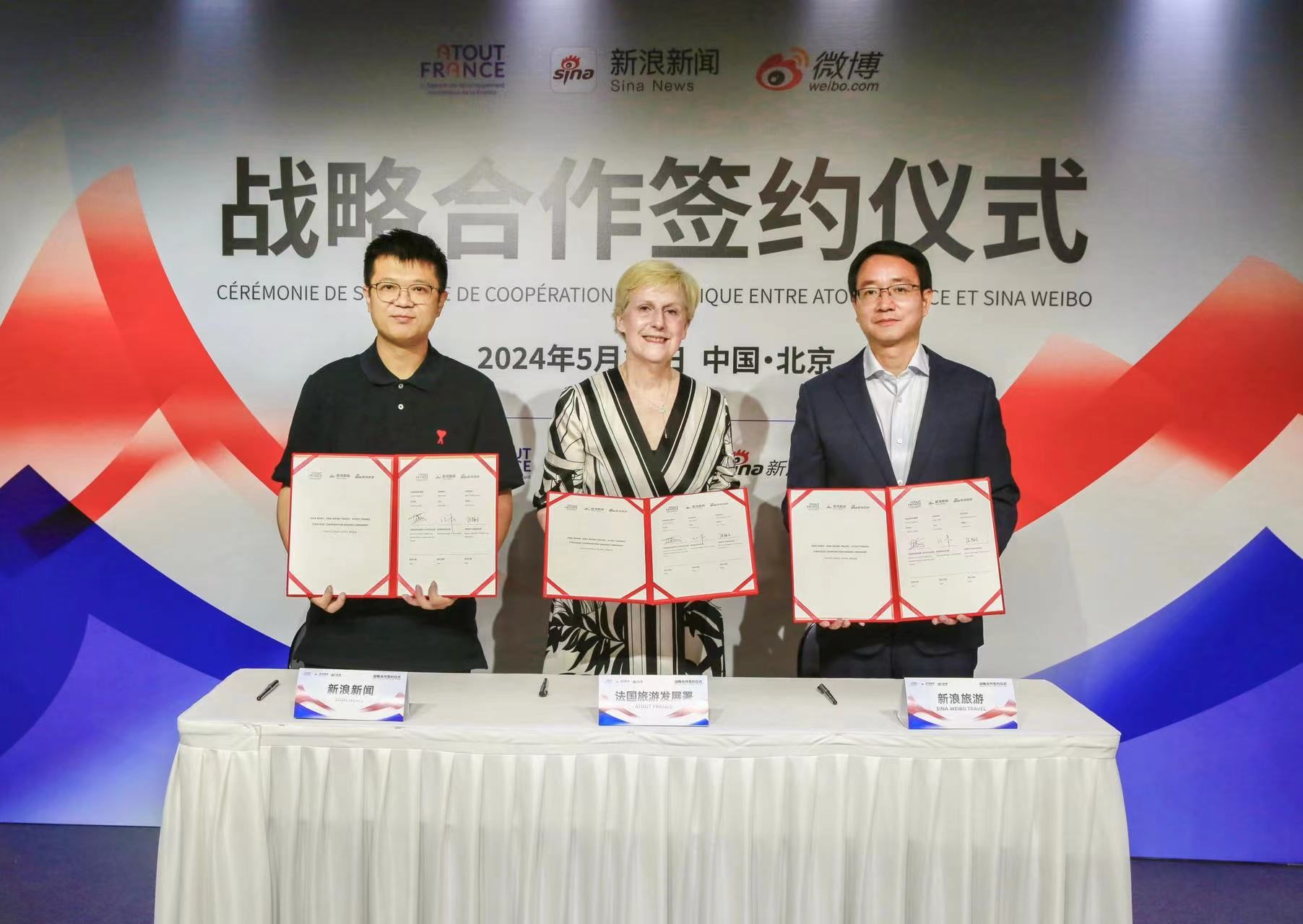  Cong Song, general manager of Sina Mobile (left), Catherine ODEN, general manager of France Tourism Development Agency in Greater China (middle), and Chen Fuyun, general manager of microblog user operations (right)