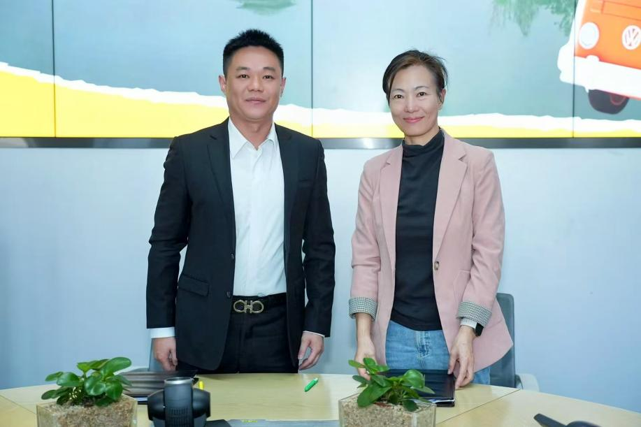 兴汉胜境与微博双方代表签署战略合作协议