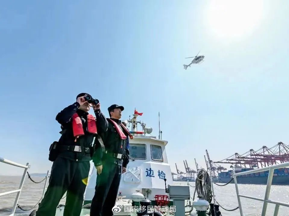 图为浙江边检总站宁波边检站开展“海空一体”联合巡航执法行动,维护水域安全稳定。(杨明 摄)