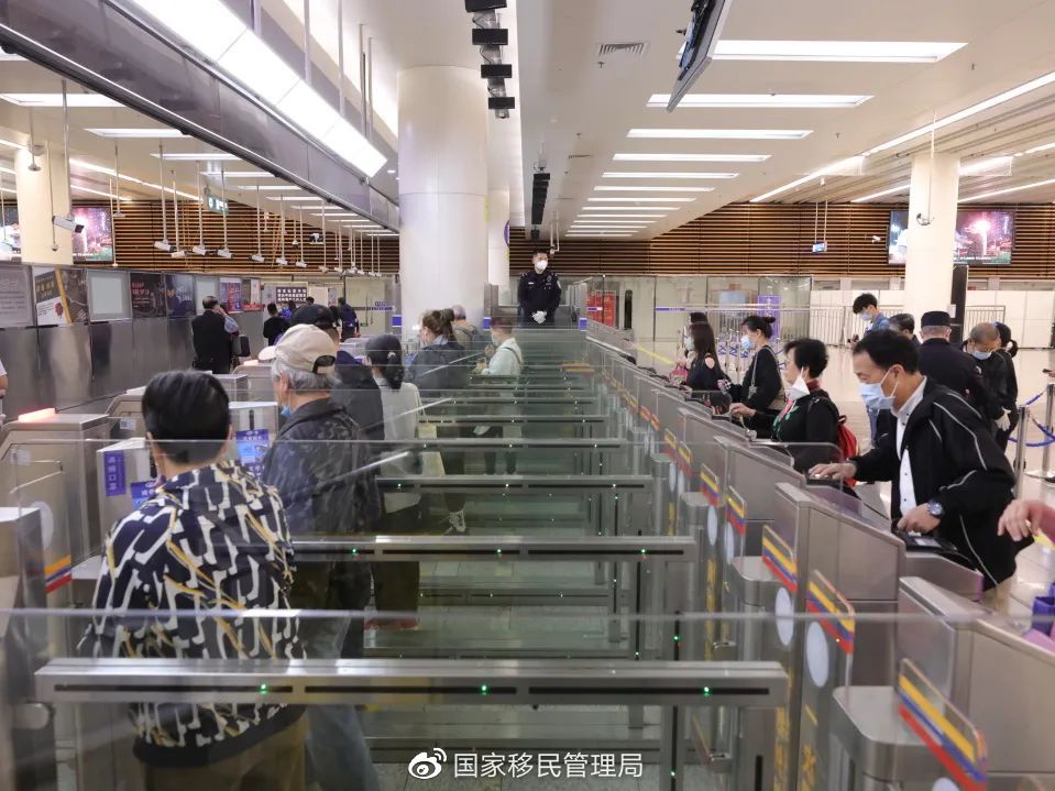图为深圳边检总站皇岗边检站移民管理警察在福田口岸引导旅客便捷通关。(马东桂 摄)