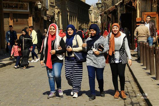 埃及街拍别样风情的头巾美女