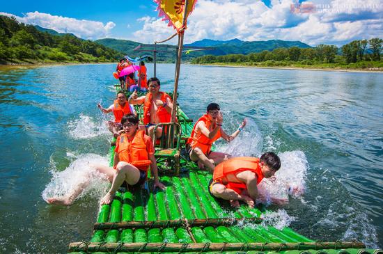 在这酷热的夏日,看小伙伴们在这青山绿水中玩的多嗨
