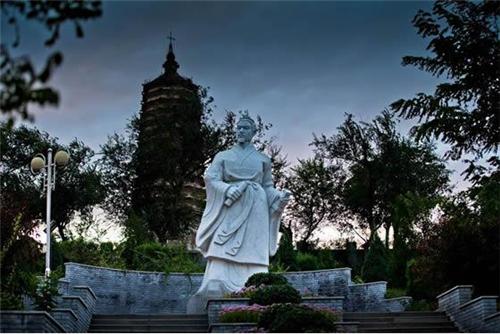 义士丰碑——荆轲塔紫荆关位于易县西北45公里的紫荆岭上,秦汉称上谷