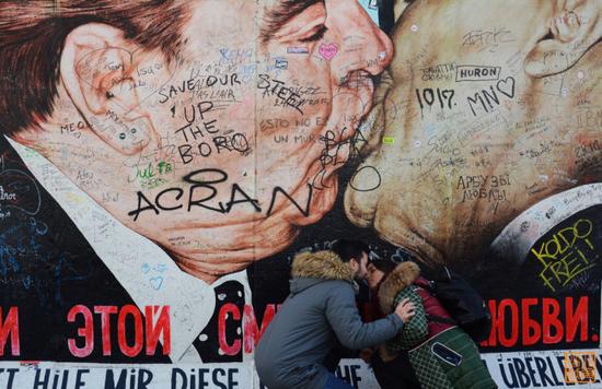 p2 来自俄罗斯的美女,与查理检查站的士兵合影,当然,这个前苏联的卫兵