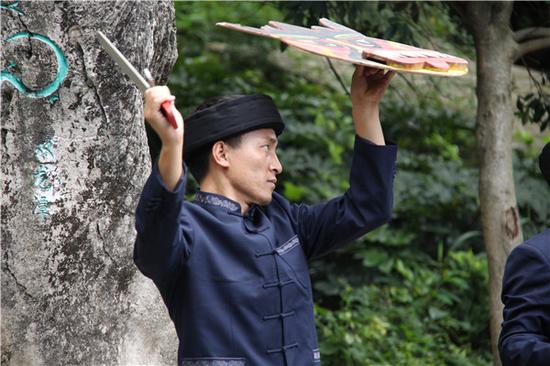 吞口舞是古敢水族的代表性舞蹈,舞蹈表演者大多选择强壮的中青年男子