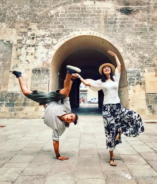 这位身手了得的17岁小帅哥,即兴表演了酷炫的街舞,十分欣赏他因为