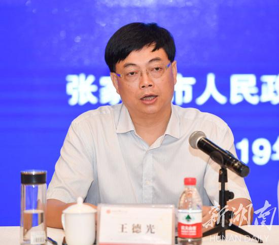 张家界市人力资源和社会保障局党组书记,局长王德光回答记者提问