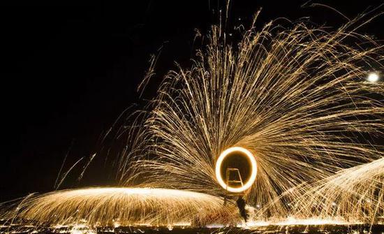 铁树银花闹元宵千年民俗打铁花惊艳亮相万岁山庙会