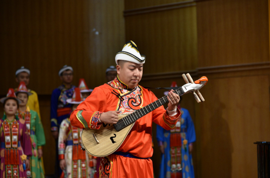 传承着甘肃的民族艺术,这次原创的裕固族合唱作品《天鹅琴》结构恢弘