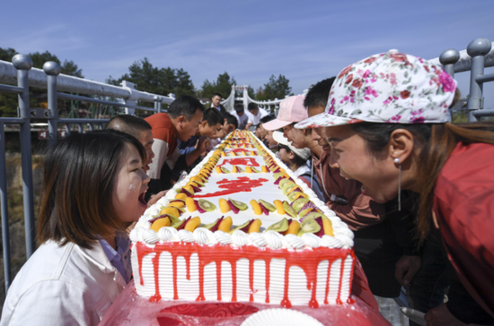 游客与蛋糕合影送祝福.