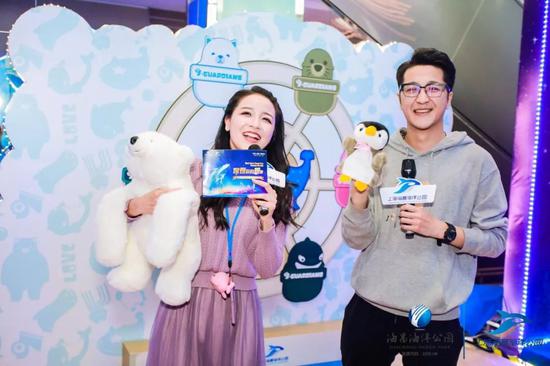 依次为:海昌海洋公园行政总裁王旭光,建设银行上海分行行长段超良