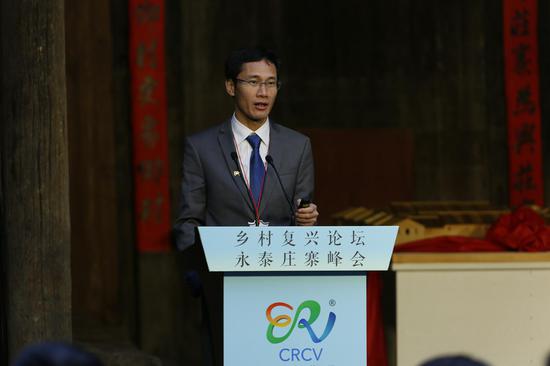 清华大学建筑学院副教授、乡村复兴论坛主席罗德胤致辞并演讲