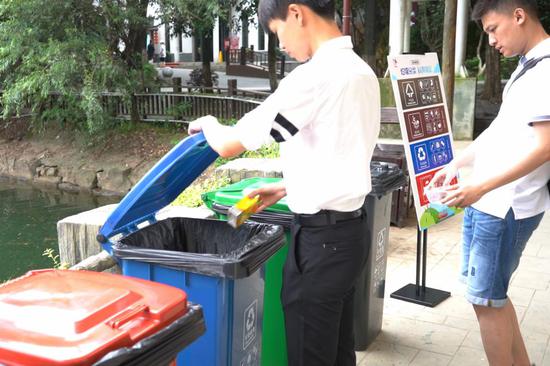 石燕湖景区试行垃圾分类智能机器人指导游客