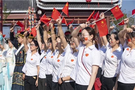 千人挥舞国旗,高声同唱《我和我的祖国》