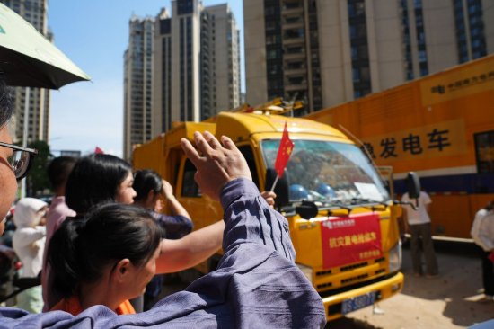 7月13日下午，贵港盛世荷城小区业主自发欢送南方电网广东东莞供电局支援队伍。（顾萱 摄）