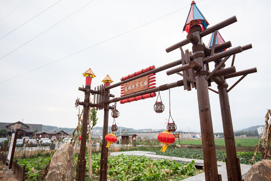 南岳特色的"抢早"年夜饭;中午的 "年猪长桌宴"更是红星村大年三十这天