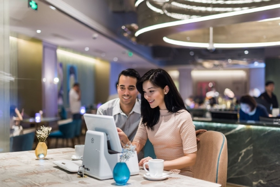 客人办理入住为了进一步塑造"商旅 休闲"的产品属性,漫心将大堂打造成