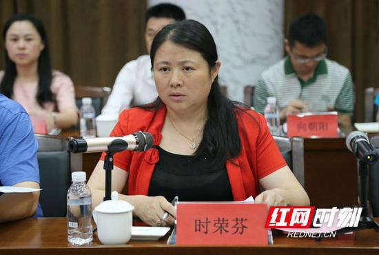 州文化旅游广电局党组副书记,局长时荣芬主持会议.