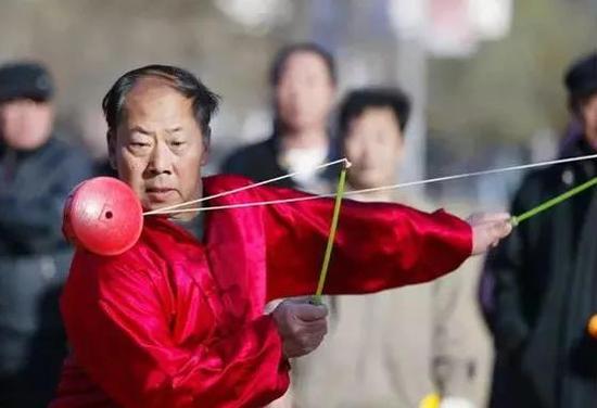 小小空竹空中飘,在艺人的手中,绳索翻花,串烧,抡高过桥,各式花样