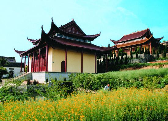 大自然的鬼斧神工耸立了大青山,谢朓的山水诗和足迹却耸立了谢家青山.