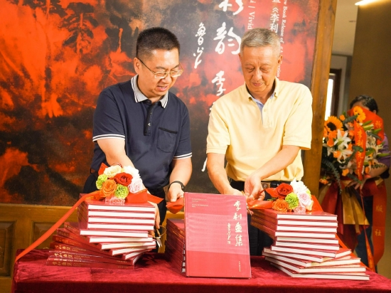 揭彩嘉宾 中国出版传媒股份有限公司总经理:李岩先生(左) 原国家环境保护部副部长:周建先生 (右)