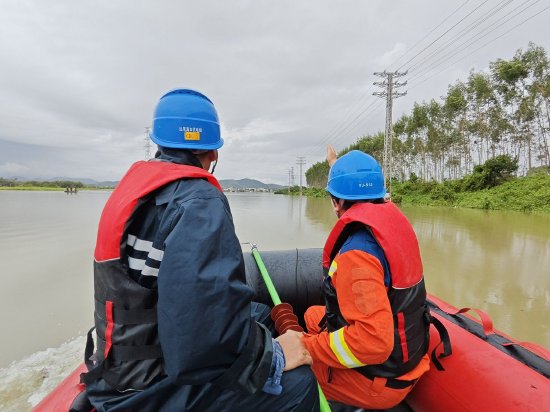 　　7月27日，国家级电力应急特勤队驾驶橡皮艇协助汕尾海丰、广州越秀供电局抢修人员对故障东园线开展线路勘察、抢修复电工作。（黄涌 摄）