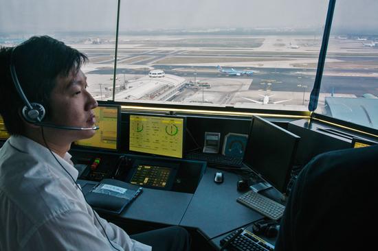 民航空管人员指挥东航迪士尼彩绘客机