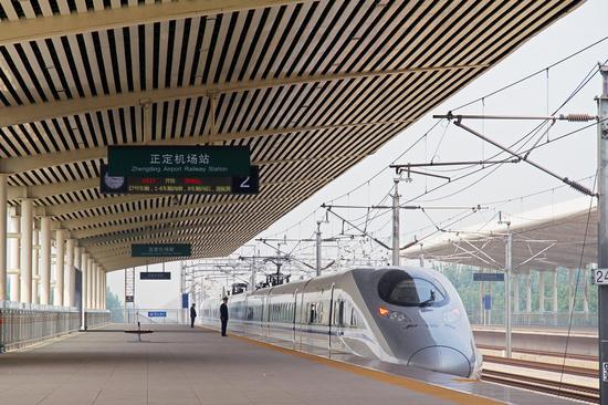 京广高铁建设伊始,为了便于开展空铁联运,就在正定专设了正定机场菊 