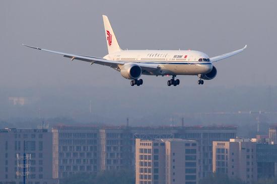 国航运营的中国首架波音787-9客机安全降落在北京首都机场(摄影:@人民