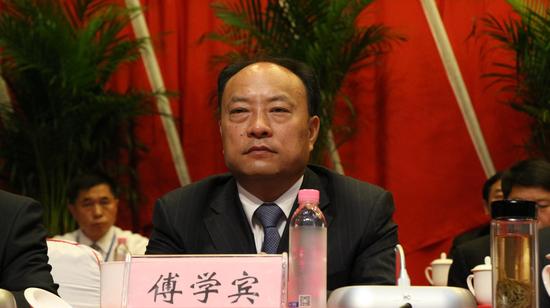 曲靖市委常委,市人民政府常务副市长傅学宾作说明