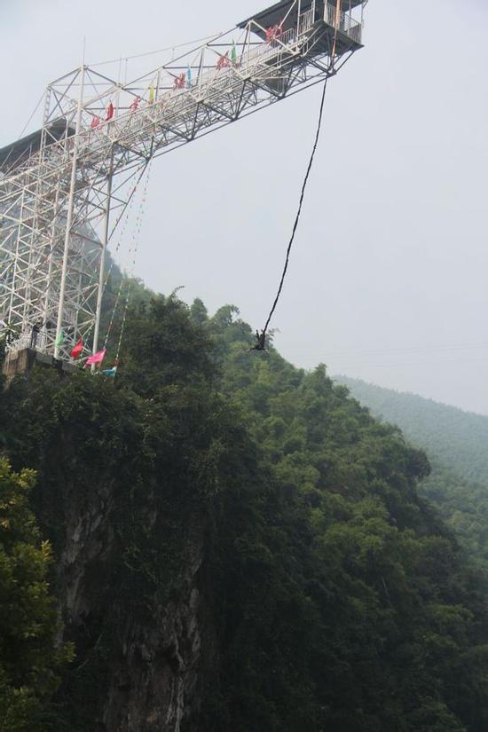 级旅游景区——重庆统景温泉风景区内温塘河边悬崖上,蹦极塔高30米