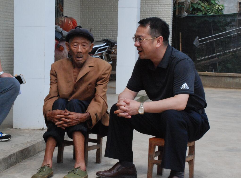 麻栗坡县委书记刘扬深入麻栗镇大坪镇走访慰问困难党员和老党员