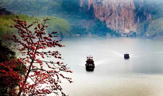 广西花山岩画神明与自然的对话