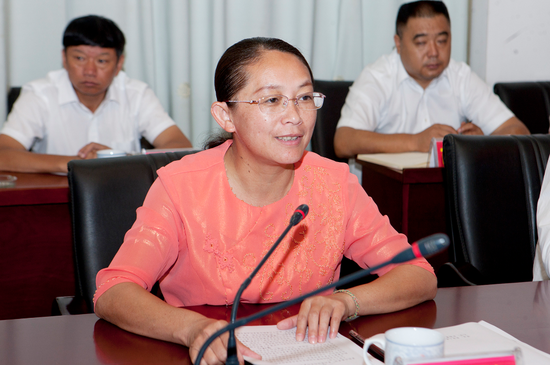 芒市委书记赵冬梅在签约仪式上讲话