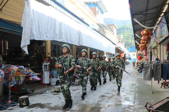 云南公安边防总队麻栗坡天保边防检查站加强边境地区武装巡逻