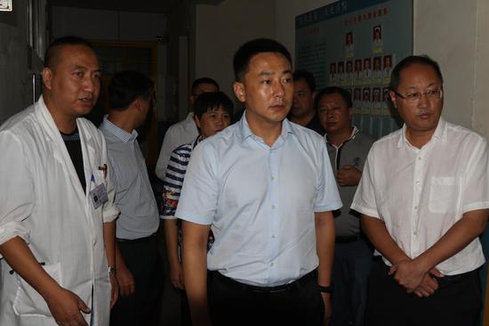 副州长,州公安局局长许洋(前右二)等州县领导到医院看望伤员