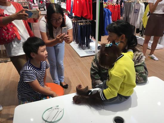 最萌怪"小孩" 商场挑衣服