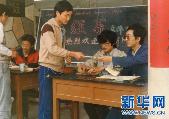 90年代初新生入学报到现场.云南财经大学档案馆供图